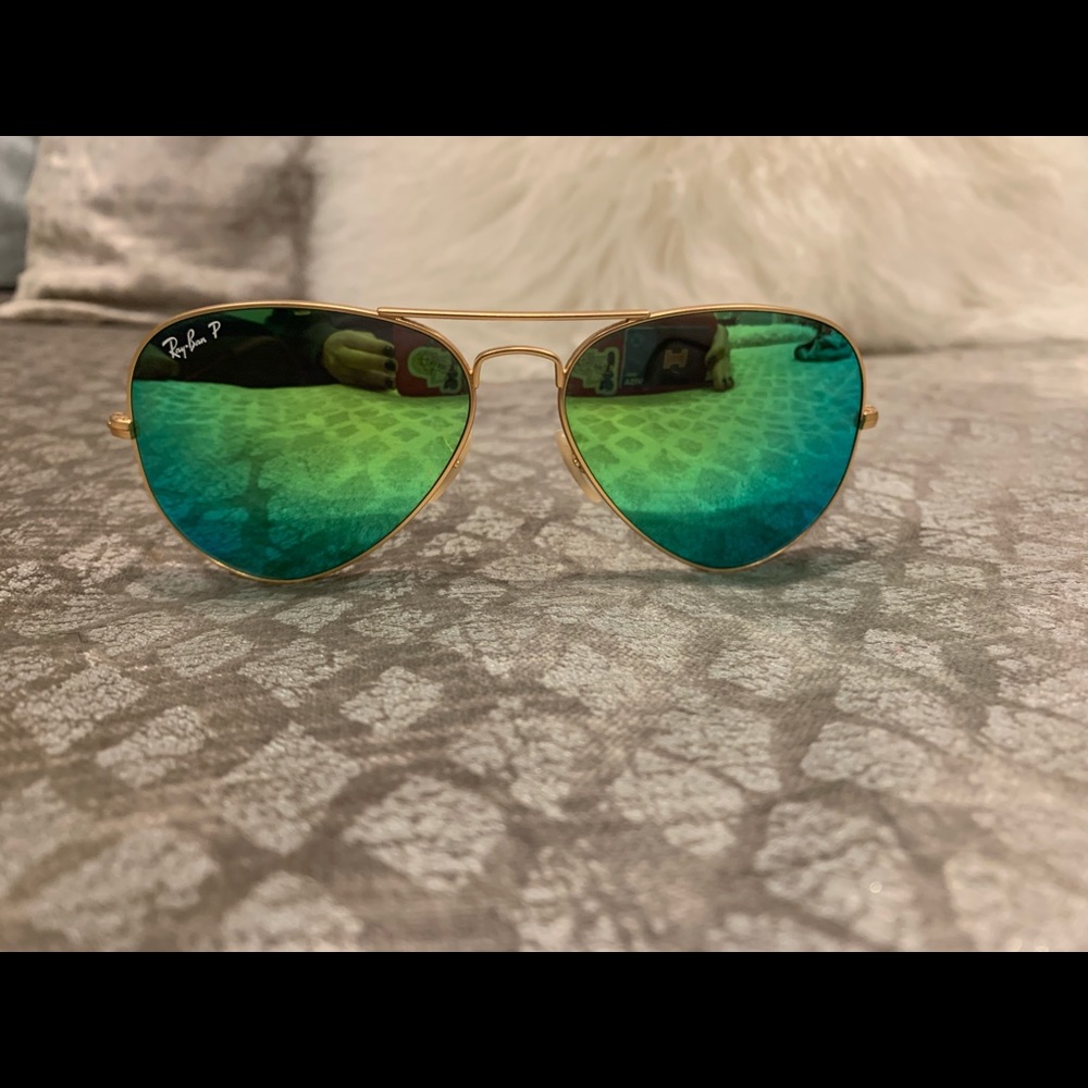 Green Ray-ban Aviator sunglasses with gold rim
